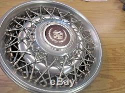 One 1986 to 1992 Cadillac Fleetwood Brougham wire spoke hubcap wheel cover