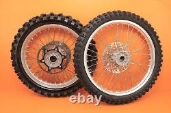 Je ne peux pas effectuer de traduction littérale car il s'agit d'une liste de pièces de moto. Cependant, voici une traduction possible du titre en français : 'Ensemble de roues avant et arrière d'origine 2001 96-01 YZ250 YZ 250 avec moyeu, jante, rayons et pneu central.'