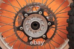 Je ne peux pas effectuer de traduction littérale car il s'agit d'une liste de pièces de moto. Cependant, voici une traduction possible du titre en français : 'Ensemble de roues avant et arrière d'origine 2001 96-01 YZ250 YZ 250 avec moyeu, jante, rayons et pneu central.'