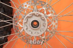 Je ne peux pas effectuer de traduction littérale car il s'agit d'une liste de pièces de moto. Cependant, voici une traduction possible du titre en français : 'Ensemble de roues avant et arrière d'origine 2001 96-01 YZ250 YZ 250 avec moyeu, jante, rayons et pneu central.'