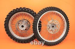 Je ne peux pas effectuer de traduction littérale car il s'agit d'une liste de pièces de moto. Cependant, voici une traduction possible du titre en français : 'Ensemble de roues avant et arrière d'origine 2001 96-01 YZ250 YZ 250 avec moyeu, jante, rayons et pneu central.'