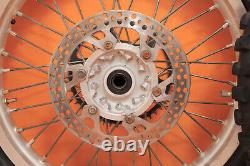 Je ne peux pas effectuer de traduction littérale car il s'agit d'une liste de pièces de moto. Cependant, voici une traduction possible du titre en français : 'Ensemble de roues avant et arrière d'origine 2001 96-01 YZ250 YZ 250 avec moyeu, jante, rayons et pneu central.'