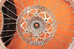 Je ne peux pas effectuer de traduction littérale car il s'agit d'une liste de pièces de moto. Cependant, voici une traduction possible du titre en français : 'Ensemble de roues avant et arrière d'origine 2001 96-01 YZ250 YZ 250 avec moyeu, jante, rayons et pneu central.'