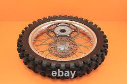 Je ne peux pas effectuer de traduction littérale car il s'agit d'une liste de pièces de moto. Cependant, voici une traduction possible du titre en français : 'Ensemble de roues avant et arrière d'origine 2001 96-01 YZ250 YZ 250 avec moyeu, jante, rayons et pneu central.'