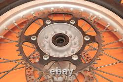 Je ne peux pas effectuer de traduction littérale car il s'agit d'une liste de pièces de moto. Cependant, voici une traduction possible du titre en français : 'Ensemble de roues avant et arrière d'origine 2001 96-01 YZ250 YZ 250 avec moyeu, jante, rayons et pneu central.'