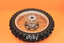 Je ne peux pas effectuer de traduction littérale car il s'agit d'une liste de pièces de moto. Cependant, voici une traduction possible du titre en français : 'Ensemble de roues avant et arrière d'origine 2001 96-01 YZ250 YZ 250 avec moyeu, jante, rayons et pneu central.'