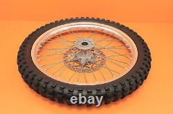 Je ne peux pas effectuer de traduction littérale car il s'agit d'une liste de pièces de moto. Cependant, voici une traduction possible du titre en français : 'Ensemble de roues avant et arrière d'origine 2001 96-01 YZ250 YZ 250 avec moyeu, jante, rayons et pneu central.'