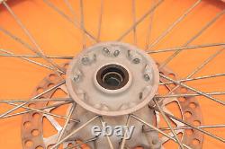 Je ne peux pas effectuer de traduction littérale car il s'agit d'une liste de pièces de moto. Cependant, voici une traduction possible du titre en français : 'Ensemble de roues avant et arrière d'origine 2001 96-01 YZ250 YZ 250 avec moyeu, jante, rayons et pneu central.'