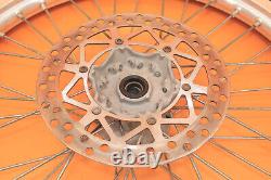 Je ne peux pas effectuer de traduction littérale car il s'agit d'une liste de pièces de moto. Cependant, voici une traduction possible du titre en français : 'Ensemble de roues avant et arrière d'origine 2001 96-01 YZ250 YZ 250 avec moyeu, jante, rayons et pneu central.'