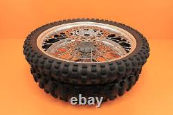 Je ne peux pas effectuer de traduction littérale car il s'agit d'une liste de pièces de moto. Cependant, voici une traduction possible du titre en français : 'Ensemble de roues avant et arrière d'origine 2001 96-01 YZ250 YZ 250 avec moyeu, jante, rayons et pneu central.'