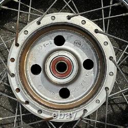 Roue arrière à rayons et pneu de 1982 Honda CB650 CB 650 17 MT 2.5 Chrome