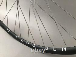Roues de vélo de route H Plus Son Archetype noires avec moyeux Shimano 105 et 36 rayons